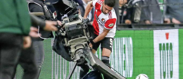 Iranian Alireza Jahanbakhsh Sweet Gesture For Cameraperson Is Winning The Internet Video